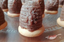Przygotowanie przepisu Orzechowe ule - świąteczne słodkości bez pieczenia, krok 2