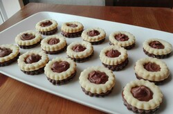 Przygotowanie przepisu Święteczne ciasteczka - DZIEŃ i NOC z kremem czekoladowym, krok 4