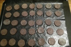 Przygotowanie przepisu Święteczne ciasteczka - DZIEŃ i NOC z kremem czekoladowym, krok 3