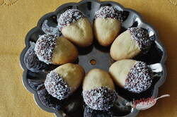 Przygotowanie przepisu Przysmak wiewiórki obtoczony w czekoladzie i wiórkach kokosowych, krok 3