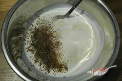 Przygotowanie przepisu Lekka sałatka makaronowa z dressingiem jogurtowym, krok 3