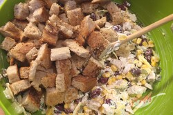 Przygotowanie przepisu Lekka sałatka z mięsem z kurczaka, fasolą i serem, krok 7