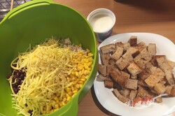 Przygotowanie przepisu Lekka sałatka z mięsem z kurczaka, fasolą i serem, krok 4