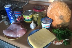 Przygotowanie przepisu Lekka sałatka z mięsem z kurczaka, fasolą i serem, krok 1