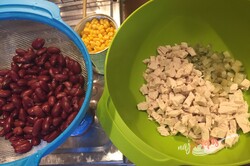 Przygotowanie przepisu Lekka sałatka z mięsem z kurczaka, fasolą i serem, krok 2