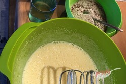 Przygotowanie przepisu Bardzo soczyste sypane ciasto Milka, krok 2