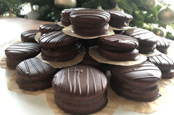 Przygotowanie przepisu Miodowe kółeczka: Najsmaczniejsze świąteczne ciasteczka polane czekoladą, krok 6