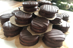 Przygotowanie przepisu Miodowe kółeczka: Najsmaczniejsze świąteczne ciasteczka polane czekoladą, krok 7