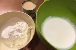 Przygotowanie przepisu Deser z kwaśnej śmietany i mleka skondensowanego bez pieczenia gotowy w 15 minut., krok 2