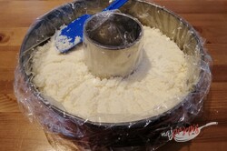 Przygotowanie przepisu Kokosowy przysmak z formy na babkę gotowy w 10 minut bez pieczenia, krok 2