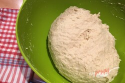 Przygotowanie przepisu Mięciutkie morawskie bułeczki jak od babci (ciasto ze śmietaną kremówką), krok 5