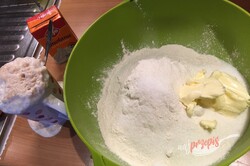 Przygotowanie przepisu Mięciutkie morawskie bułeczki jak od babci (ciasto ze śmietaną kremówką), krok 2