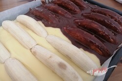 Przygotowanie przepisu Pyszne sypane ciasto Banana Split, krok 14