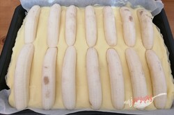 Przygotowanie przepisu Pyszne sypane ciasto Banana Split, krok 10