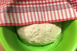 Przygotowanie przepisu Najlepszy zamiennik chleba z ilością składników podaną w kubku. Placki z jogurtu naturalnego, które da radę przyrządzić nawet początkująca osoba., krok 6