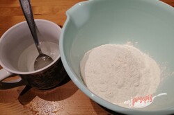 Przygotowanie przepisu Tylko woda, mąka i olej a w kilka minut masz gotowy najlepszy zamiennik chleba., krok 1