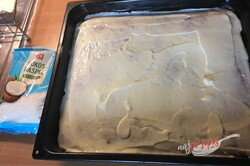 Przygotowanie przepisu Sypane orkiszowe ciasto z marchewką i polewą jogurtową, krok 10