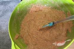 Przygotowanie przepisu Sypane orkiszowe ciasto z marchewką i polewą jogurtową, krok 5