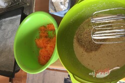 Przygotowanie przepisu Sypane orkiszowe ciasto z marchewką i polewą jogurtową, krok 3