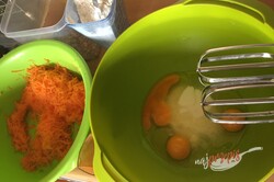 Przygotowanie przepisu Sypane orkiszowe ciasto z marchewką i polewą jogurtową, krok 1