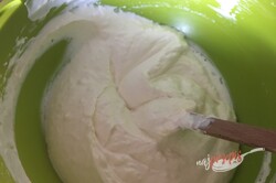 Przygotowanie przepisu Ciasto ,,zdrowe oczko", z polewą ze śmietany i białej czekolady, krok 13