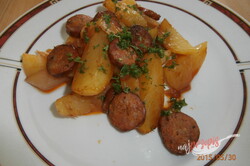 Przepis Zapiekane ziemniaki z cebulką i parówkami