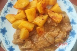 Przepis Mięso wieprzowe z porem i ziemniaki z sosem tatarskim
