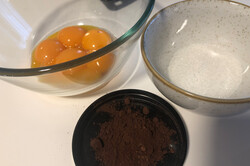 Przygotowanie przepisu Bombowy czekoladowy deser bez mąki, który dosłownie rozpływa się w ustach, krok 1