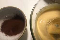 Przygotowanie przepisu Bombowy czekoladowy deser bez mąki, który dosłownie rozpływa się w ustach, krok 2