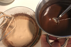 Przygotowanie przepisu Bombowy czekoladowy deser bez mąki, który dosłownie rozpływa się w ustach, krok 3