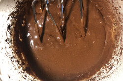 Przygotowanie przepisu Bombowy czekoladowy deser bez mąki, który dosłownie rozpływa się w ustach, krok 4