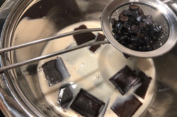 Przygotowanie przepisu Bombowy czekoladowy deser bez mąki, który dosłownie rozpływa się w ustach, krok 13