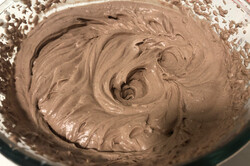 Przygotowanie przepisu Bombowy czekoladowy deser bez mąki, który dosłownie rozpływa się w ustach, krok 17