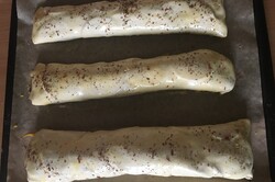 Przygotowanie przepisu Rolada z salami z ciasta francuskiego nadziewana serem i kiełbasą, krok 7