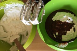 Przygotowanie przepisu Puszyste śmietankowe ciasto z czekoladą, krok 7
