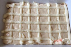 Przygotowanie przepisu Sypane ciasto jabłkowo-kremowe z kratką, krok 6