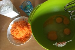 Przygotowanie przepisu Szybkie ciasto marchewkowe z jabłkami, krok 2