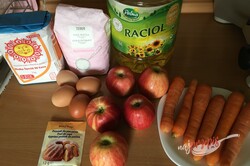 Przygotowanie przepisu Szybkie ciasto marchewkowe z jabłkami, krok 1