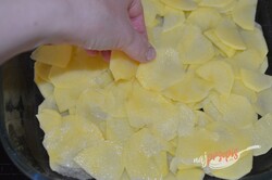 Przygotowanie przepisu Zapiekane ziemniaki z mielonym mięsem pod serową pierzynką, krok 5
