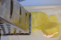 Przygotowanie przepisu Zapiekane ziemniaki z mielonym mięsem pod serową pierzynką, krok 2