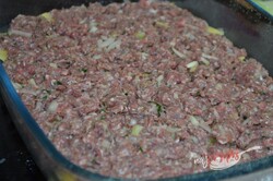 Przygotowanie przepisu Zapiekane ziemniaki z mielonym mięsem pod serową pierzynką, krok 6