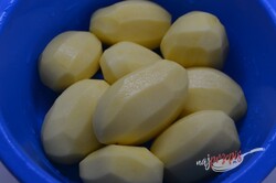 Przygotowanie przepisu Zapiekane ziemniaki z mielonym mięsem pod serową pierzynką, krok 1
