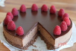 Przygotowanie przepisu Jak przygotować extra czekoladowy cheesecake z malinami bez pieczenia, krok 1