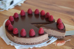 Przygotowanie przepisu Jak przygotować extra czekoladowy cheesecake z malinami bez pieczenia, krok 2