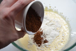 Przygotowanie przepisu Podwójne ciasto monte z pyszną mleczną czekoladą, krok 2