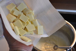 Przygotowanie przepisu Podwójne ciasto monte z pyszną mleczną czekoladą, krok 6