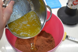 Przygotowanie przepisu Truskawkowy deser z herbatnikami bez pieczenia, krok 3