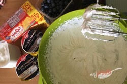 Przygotowanie przepisu Twarogowy cheesecake z borówkami na blaszce bez pieczenia, krok 2