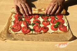 Przygotowanie przepisu Cukiniowa rolada z pomidorami i czosnkowym nadzieniem, krok 5