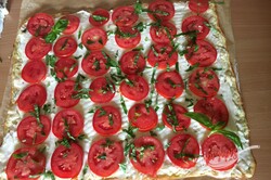Przygotowanie przepisu Cukiniowa rolada z pomidorami i czosnkowym nadzieniem, krok 4